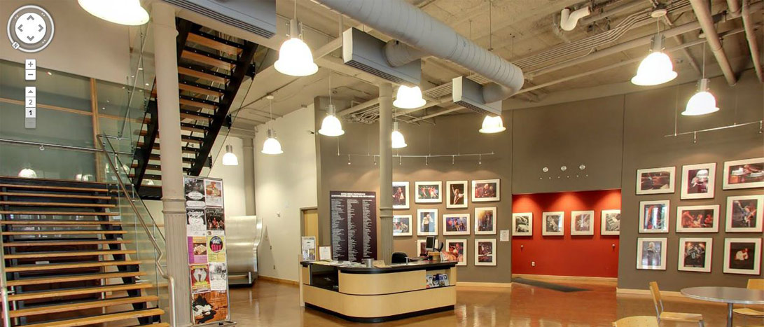Still image of the inside of an art gallery with 3D navigation decals on the top left corner